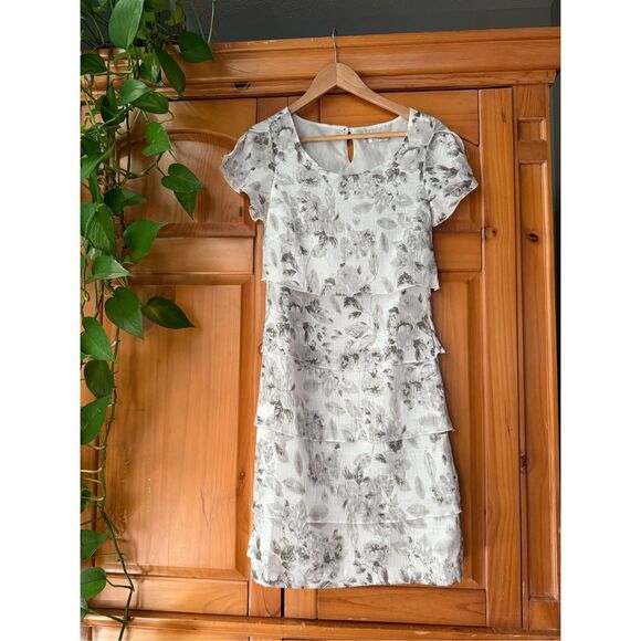 Creation L Floral Tiered Dress Size 4 White Gray Short Sleeve Fit & Flare Sheath - Picture 1 of 10